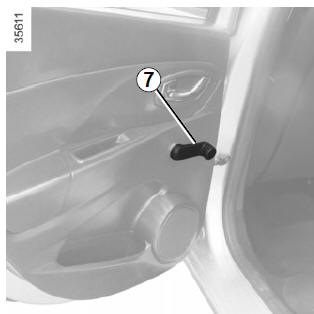 Renault Clio. Manual window winder controls