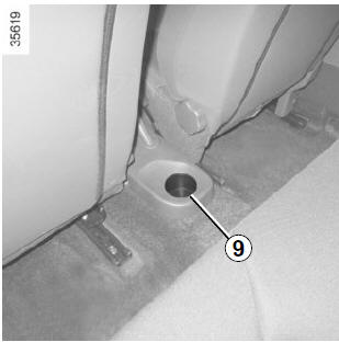 Renault Clio. Rear centre console storage compartment 