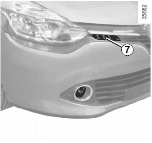 Renault Clio. Daytime running lights