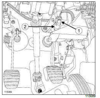 Renault Clio. Brake pedal