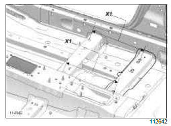 Renault Clio. Rear cross member under front seat