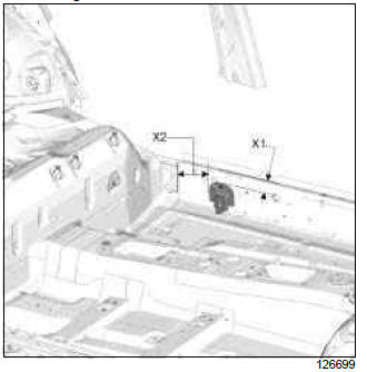 Renault Clio. Centre floor, side section