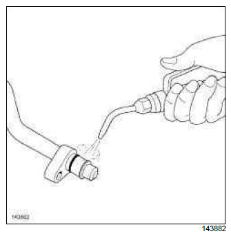 Renault Clio. Compressor: Removal - Refitting