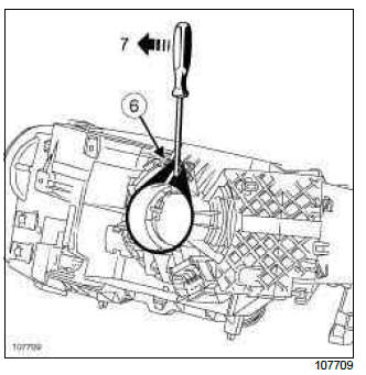 Renault Clio. Steering column switch assembly: Removal - Refitting