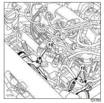 Renault Clio. Cylinder head: Removal - Refitting