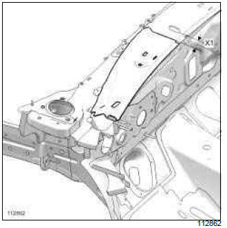 Renault Clio. Windscreen aperture lower cross member closure panel