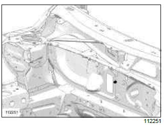 Renault Clio. Windscreen aperture lower cross member closure panel