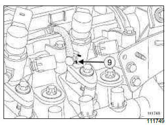 Renault Clio. Diesel injector: Removal - Refitting