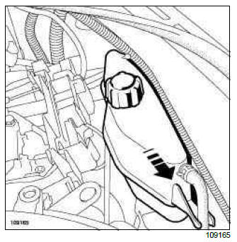 Renault Clio. Engine cooling fan assembly: Removal - Refitting