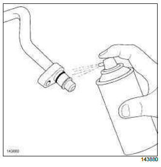 Renault Clio. Expansion valve - compressor connecting pipe: Removal - Refitting