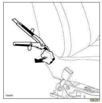 Renault Clio. Front seat base trim: Removal - Refitting