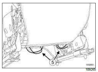 Renault Clio. Front seatback trim: Removal - Refitting