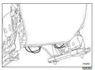 Renault Clio. Front seatback trim: Removal - Refitting