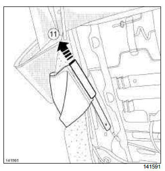 Renault Clio. Front seatback trim: Removal - Refitting