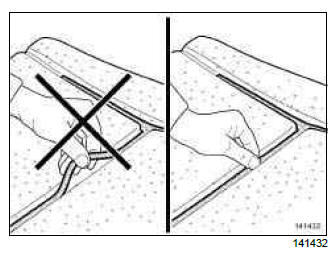 Renault Clio. Front seatback trim: Removal - Refitting