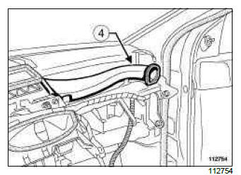 Renault Clio. Front side air distribution duct: Removal - Refitting