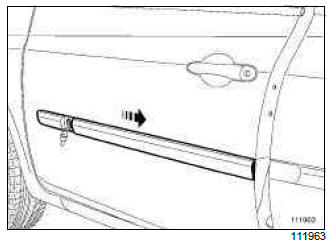 Renault Clio. Front side door protective strip: Removal - Refitting