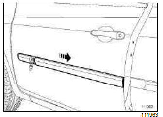 Renault Clio. Front side door protective strip: Removal - Refitting