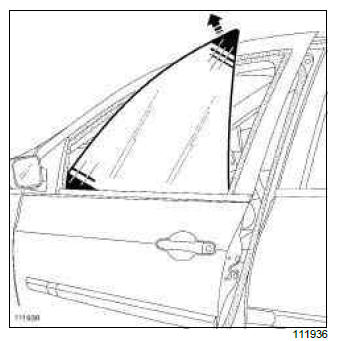 Renault Clio. Front side door sliding window: Removal - Refitting