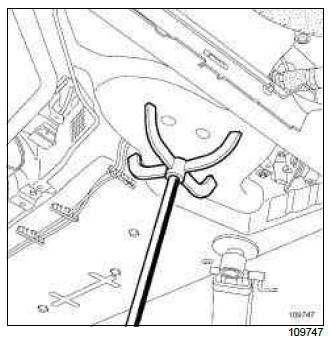 Renault Clio. Fuel tank: Removal - Refitting