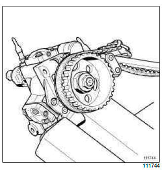 Renault Clio. High pressure pump: Removal - Refitting