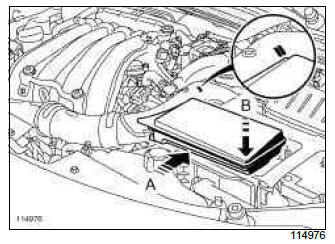 Renault Clio. Inlet distributor: Removal - Refitting