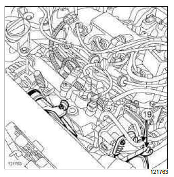 Renault Clio. Inlet distributor: Removal - Refitting