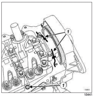 Renault Clio. Rocker cover: Removal - Refitting