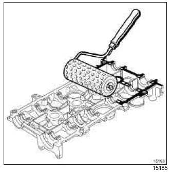 Renault Clio. Rocker cover: Removal - Refitting