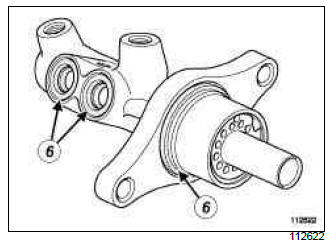 Renault Clio. Master cylinder