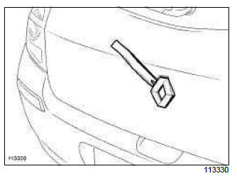 Renault Clio. Tailgate locking switch: Removal - Refitting