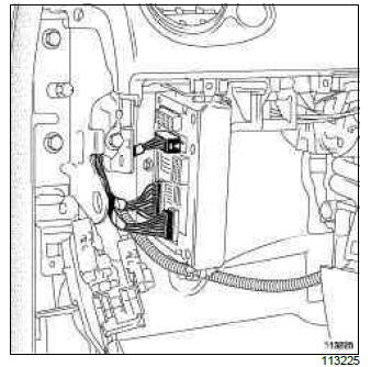 Renault Clio. UCH: Removal - Refitting
