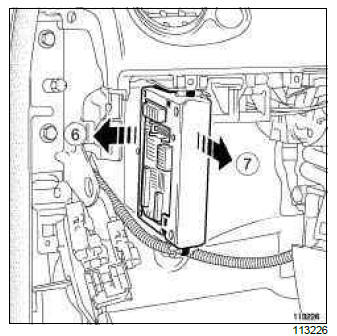 Renault Clio. UCH: Removal - Refitting