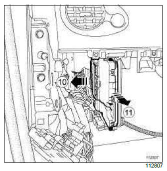 Renault Clio. UCH: Removal - Refitting