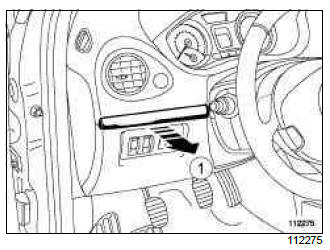 Renault Clio. UCH: Removal - Refitting