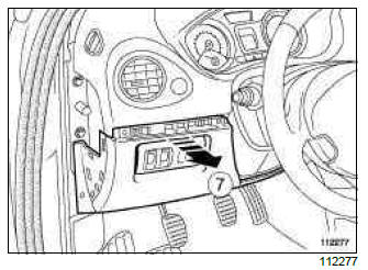 Renault Clio. UCH: Removal - Refitting