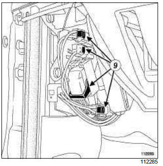 Renault Clio. UCH: Removal - Refitting