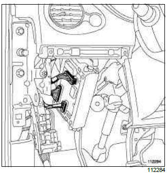 Renault Clio. UCH: Removal - Refitting