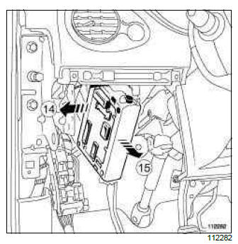 Renault Clio. UCH: Removal - Refitting