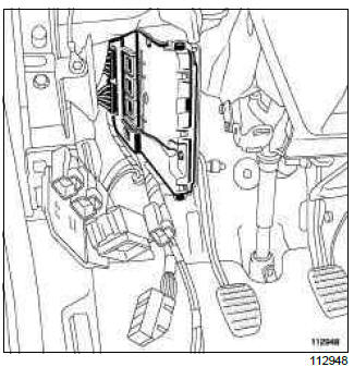 Renault Clio. UCH: Removal - Refitting