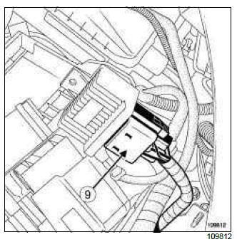 Renault Clio. Pre-postheating unit: Removal - Refitting