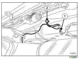 Renault Clio. Radio aerial: Removal - Refitting