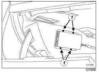 Renault Clio. Offset multimedia socket: Removal - Refitting