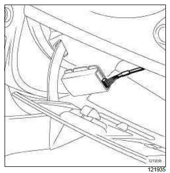 Renault Clio. Offset multimedia socket: Removal - Refitting