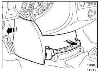 Renault Clio. Offset multimedia socket: Removal - Refitting