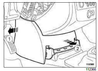 Renault Clio. Offset multimedia socket computer: Removal - Refitting