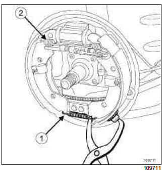 Renault Clio. Rear brake lining: Removal - Refitting