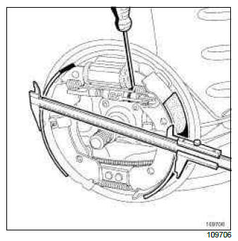 Renault Clio. Rear brake lining: Removal - Refitting