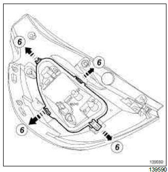 Renault Clio. Rear light bulb: Removal - Refitting