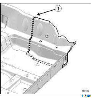 Renault Clio. Rear floor front cross member reinforcement